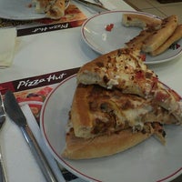 Photo taken at Pizza Hut by Ozan T. on 10/19/2012