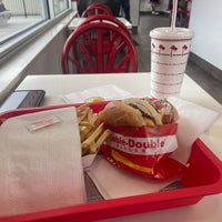 Photo taken at In-N-Out Burger by Jeighsen ®. on 6/6/2023