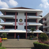 Photo taken at Fakultas Hukum Universitas Pancasila by Ghina R. on 8/4/2016