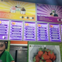 Photo taken at Smoothie Factory by Tatyana G. on 5/24/2014