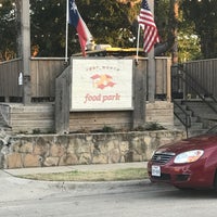 Das Foto wurde bei Fort Worth Food Park von Reagan W. am 6/25/2017 aufgenommen