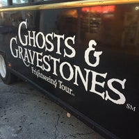 Foto diambil di Ghosts &amp;amp; Gravestones Tour Key West oleh Jay K. pada 9/25/2016