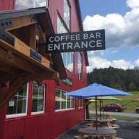 รูปภาพถ่ายที่ Vermont Artisan Coffee &amp;amp; Tea Co โดย Brad S. เมื่อ 8/7/2017