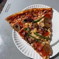 2/17/2022 tarihinde Ross S.ziyaretçi tarafından Downtown House Of Pizza'de çekilen fotoğraf