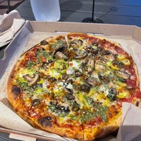 6/4/2022 tarihinde Ross S.ziyaretçi tarafından Blaze Pizza'de çekilen fotoğraf