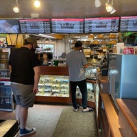 Foto scattata a Golden Crown Panaderia da Ross S. il 6/20/2021