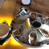 Das Foto wurde bei The Oyster Farm Seafood Eatery von Ross S. am 5/19/2019 aufgenommen