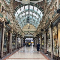 Foto diambil di Victoria Quarter oleh Ross S. pada 9/9/2022