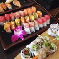 Foto tirada no(a) Reef Sushi &amp;amp; Sake por KJ em 7/24/2015