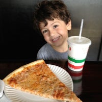 รูปภาพถ่ายที่ Gianna&#39;s Pizza Center โดย Pauly Boy เมื่อ 11/13/2012
