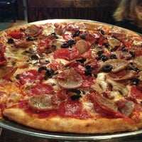 3/1/2013 tarihinde Jessica R.ziyaretçi tarafından Elizabeth&amp;#39;s Pizza Italian Restaurant Pizza and Subs'de çekilen fotoğraf