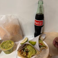 Foto diambil di Los Tacos No. 1 oleh mikey pada 5/10/2024