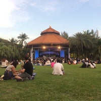 Photo taken at ดนตรีในสวน ศาลาภิรมย์ภักดี สวนลุมพินี by Golf on 4/9/2017
