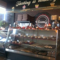 Foto tirada no(a) Cosmo&amp;#39;s Gourmet Co. Bakery &amp;amp; Deli por Madeleine R. em 10/8/2012