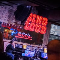 Photo prise au Pete&amp;#39;s Dueling Piano Bar par Mark W. le2/19/2020