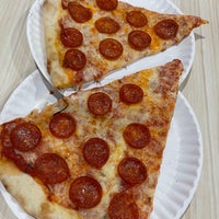 รูปภาพถ่ายที่ Mr. Pizza Slice โดย Tom M. เมื่อ 7/23/2022