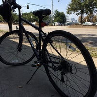 9/2/2014 tarihinde Tom M.ziyaretçi tarafından Waterfront Bicycle Shop'de çekilen fotoğraf