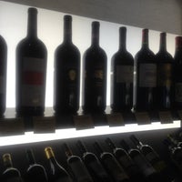 8/20/2014에 Владимир Д.님이 IL VINO винотека/wine cellar에서 찍은 사진