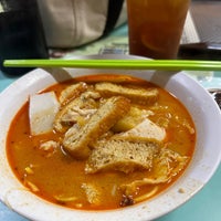 Photo taken at Ah Heng Curry Chicken Bee Hoon Mee 亚王咖喱鸡米粉面 by Brian F. on 2/28/2023