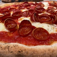 Foto diambil di Rise Pizzeria oleh Erica C. pada 8/29/2022