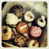 Foto tomada en Misha&amp;#39;s Cupcakes  por Sean B. el 10/6/2012