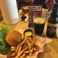 Foto diambil di Burger &amp;amp; Beer Joint oleh Jody S. pada 10/3/2015