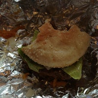 Das Foto wurde bei MOOYAH Burgers, Fries &amp;amp; Shakes von Julie am 1/24/2013 aufgenommen