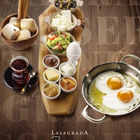 4/18/2013にCenk T.がLasagrada Brasserieで撮った写真