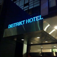 Das Foto wurde bei Distrikt Hotel von ᴡᴡᴡ.Bob.pwho.ru E. am 10/3/2012 aufgenommen