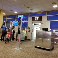 Photo taken at Gate B17 by ᴡᴡᴡ.Bob.pwho.ru E. on 10/6/2017