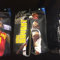 6/20/2015 tarihinde Kerry T.ziyaretçi tarafından NBA Store'de çekilen fotoğraf