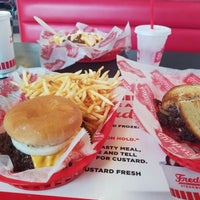 Photo taken at Freddy&amp;#39;s Frozen Custard and Steakburgers by M🎀A👓R🙋I👏 C. on 6/18/2016