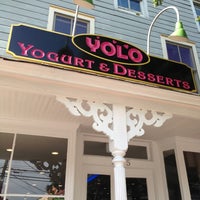 Foto tomada en YOLO- Roslyn&amp;#39;s Yogurt Lounge &amp;amp; Desserteria  por Ali K. el 8/15/2013