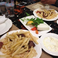 Photo taken at Al-Sakhra Restaurant مطعم الصخرة by Vozze Q. on 4/12/2013