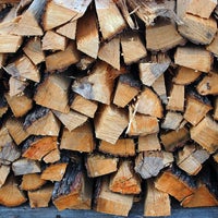 11/27/2013에 Kyle U.님이 GrowOKC Smoking wood, Firewood and Mushrooms에서 찍은 사진