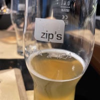Foto diambil di zip&amp;#39;s brewhouse oleh RΔBΔSZ ✪. pada 10/15/2022