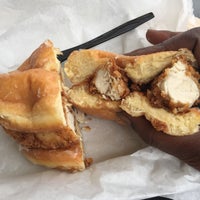 3/10/2017 tarihinde Houston S.ziyaretçi tarafından Sam&#39;s Fried Chicken &amp; Donuts'de çekilen fotoğraf