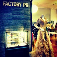 รูปภาพถ่ายที่ FACTORY PR โดย Kipton C. เมื่อ 12/20/2012