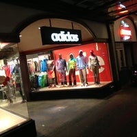 puerta mostrar tipo Adidas Originals Store - Downtown Vancouver - Vancouver, BC