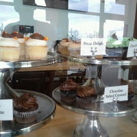 Foto tomada en The Sweet Tooth - Cupcakery and Dessert Shop  por Brenda G. el 11/18/2012