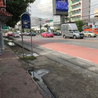 Photo taken at BMTA Bus Stop แยกพงษ์เพชร (Phong Phet Intersection) by Jinny T. on 9/5/2017