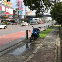 Photo taken at BMTA Bus Stop แยกพงษ์เพชร (Phong Phet Intersection) by Jinny T. on 9/5/2017