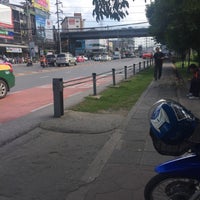 Photo taken at BMTA Bus Stop แยกพงษ์เพชร (Phong Phet Intersection) by Jinny T. on 8/2/2017