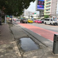 Photo taken at BMTA Bus Stop แยกพงษ์เพชร (Phong Phet Intersection) by Jinny T. on 8/24/2017