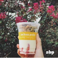 Photo taken at Au Bon Pain by Jinny T. on 8/23/2017