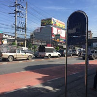 Photo taken at BMTA Bus Stop แยกพงษ์เพชร (Phong Phet Intersection) by Jinny T. on 7/6/2017