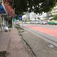 Photo taken at BMTA Bus Stop แยกพงษ์เพชร (Phong Phet Intersection) by Jinny T. on 8/30/2017