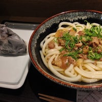 Photo taken at 宮武讃岐製麺所 東京ミッドタウン店 by Kosuke O. on 12/17/2012