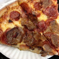 Das Foto wurde bei Dominick&amp;#39;s NY Pizza &amp;amp; Deli von Trever M. am 10/31/2012 aufgenommen