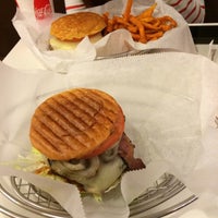 Foto tirada no(a) Burger Creations por Marty N. em 9/12/2014
